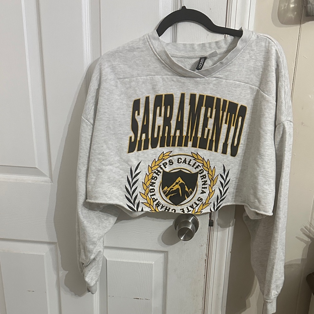 H&M Light Gray Cropped Sweatshirt with Black & Gold Sacramento Graphic
